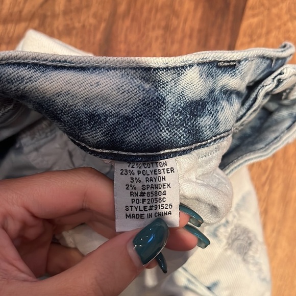 Contraband Girl’s Acid Wash Jean Shorts Size 10 - Picture 4 of 4